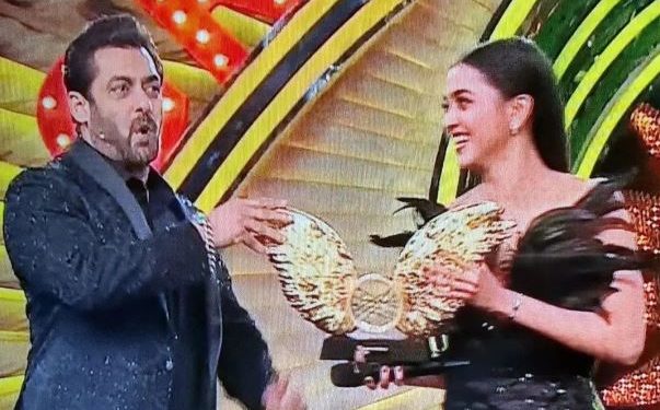 'Bigg Boss 15': Tejasswi Prakash lifts trophy, collects cheque of Rs 40 lakh