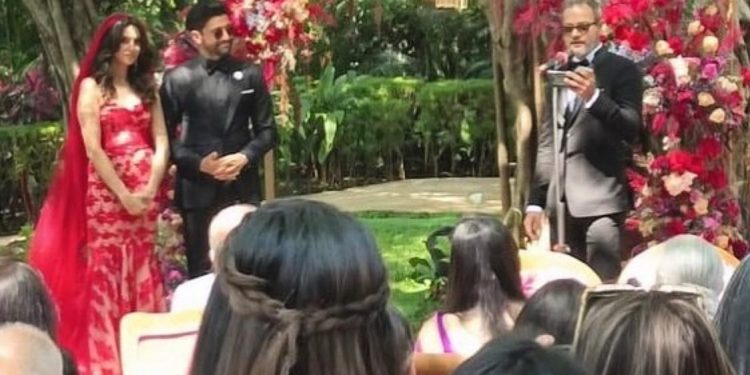 Farhan Akhtar, Shibani exchange wedding vows, look like a match made in heaven; see adorable pics