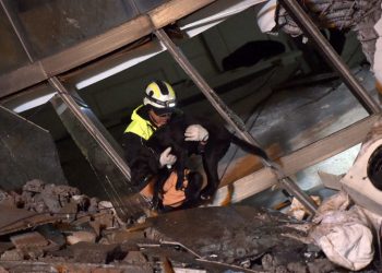 (180209) -- TAIPEI, Feb. 9, 2018 (Xinhua) -- Rescuers work at the damaged Yun Men Tusi Ti building in Hualien, southeast China's Taiwan, Feb. 9, 2018. The search for the five missing mainland tourists has been halted due to the smell of gas, local fire fighting authorities said late Friday, adding that rescue work will be continued after the smell disperses. (Xinhua/Yue Yuewei) (zkr)