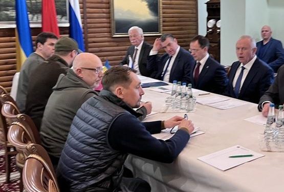 Zelenskyy asks Putin to meet as second round of peace talks begin