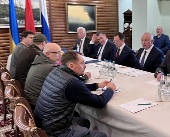Zelenskyy asks Putin to meet as second round of peace talks begin