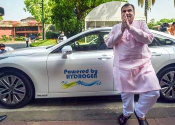 Gadkari drives hydrogen-powered car to Parliament