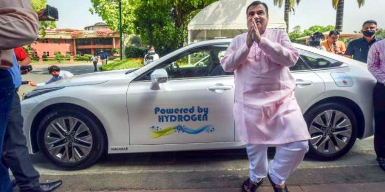 Gadkari drives hydrogen-powered car to Parliament