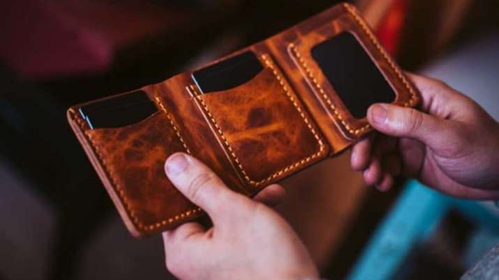 Vastu Tips for Money Do Not Keep These Thing in the Purse Can be Cause of  Financial Loss - वास्तु टिप्स: भूलकर भी पर्स में न रखें ये चीजें, कंगाली के  साथ