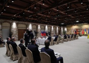 Russia, Ukraine say their peace talks paused