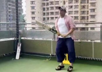 Aamir Khan flaunts his footwork in new video, reminds Ravi Shastri to revisit 'Lagaan'