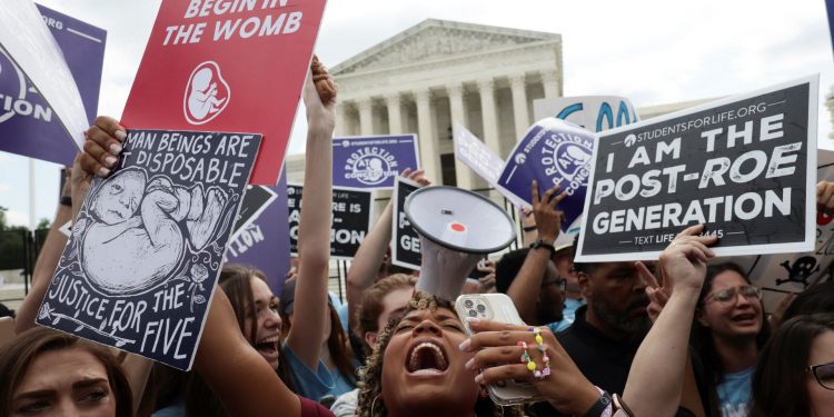 Anti-abortion demonstrators outside the United States Supreme Court (PC: Reuters)