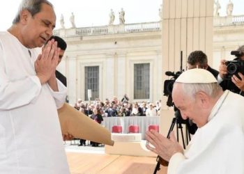 Naveen meets Pope in Vatican