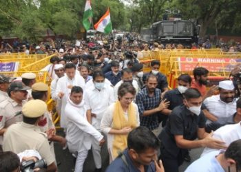 Delhi: Priyanka Gandhi visits detained party leaders at police station