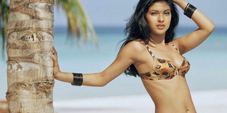 Priyanka shares a throwback bikini photo, hubby Nick finds it hot