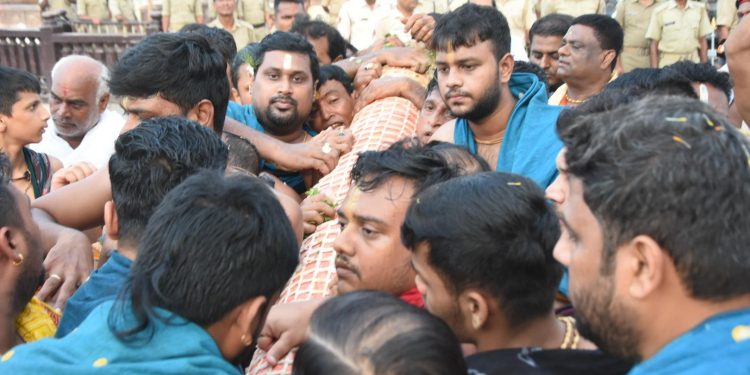 Lord Balabhadra, Devi Subhadra, Lord Jagannath and Lord Sudarshan being carried to the chariots from the
sanctum sanctorum of Srimandir through Pahandi procession