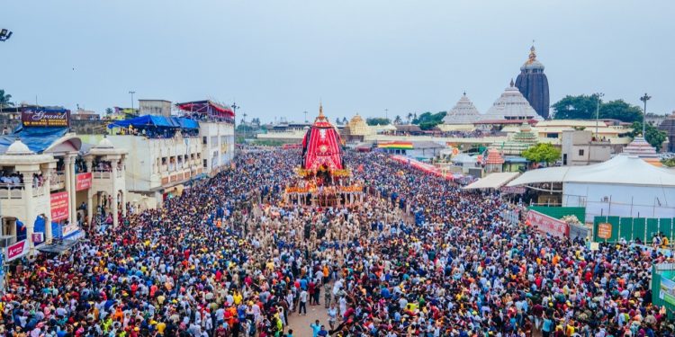 Devi Subhadra’s Darpadalan chariot on its way to Saradhabali