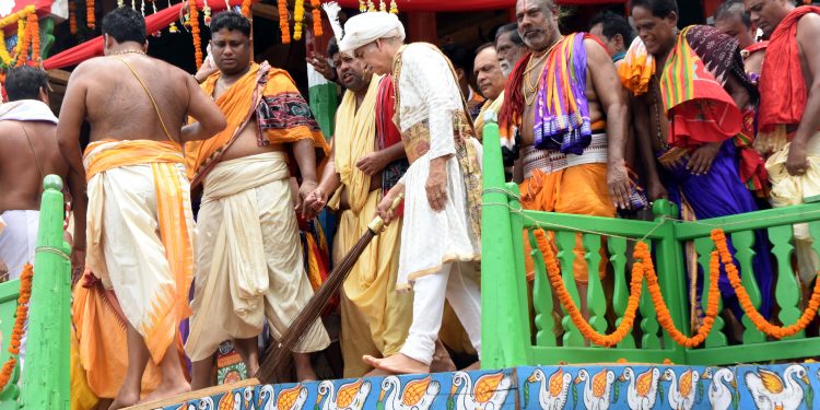 Gajapati king Dibyasingha Deb performing Chhera Panhara on a chariot