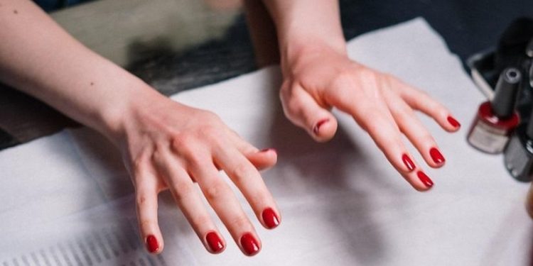 7 Bad habits that are damaging your nails(IANSLIFE)