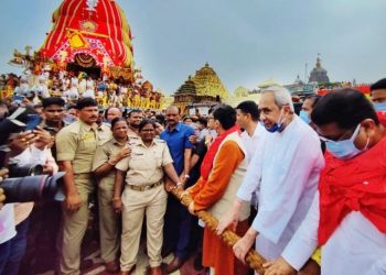 Odisha Governor, CM pull Lord Jagannath’s chariot amid sea of devotees