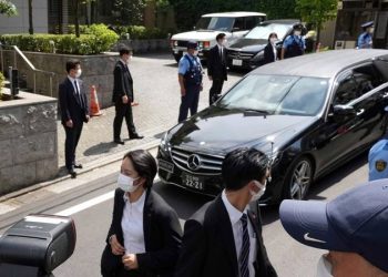 Shinzo Abe's body arrives in Tokyo as country mourns ex-PM's death