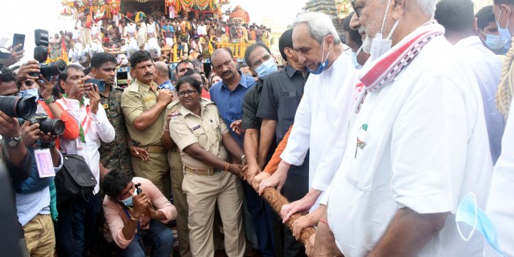 Governor Ganeshi Lal and Chief Minister Naveen Patnaik pulling Nandighosa chariot in Puri