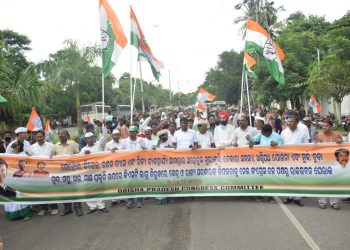 Congress activists stage agitation against price rise in Odisha, court arrest