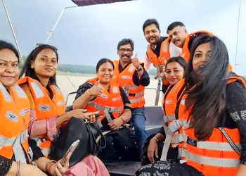 Jharkhand CM Hemant Soren, Jharkhand Pradesh Congress Committee president Rajesh Thakur and UPA MLAs ride a boat at a resort in Khunti district on August 27, 2022. | Photo Credit: PTI