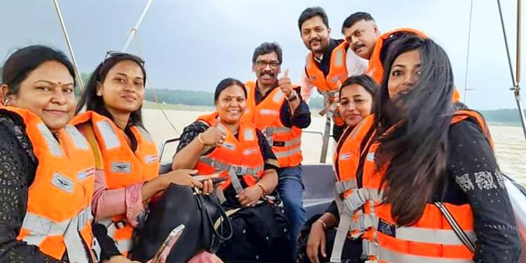 Jharkhand CM Hemant Soren, Jharkhand Pradesh Congress Committee president Rajesh Thakur and UPA MLAs ride a boat at a resort in Khunti district on August 27, 2022. | Photo Credit: PTI