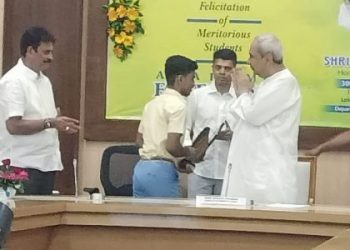 Naveen felicitates students of Odisha Adarsha Vidyalaya