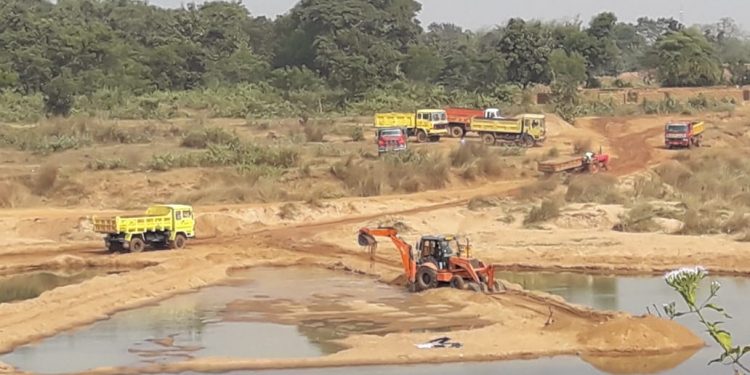 Sand loot rampant in Budhabalanga; govt losing crores