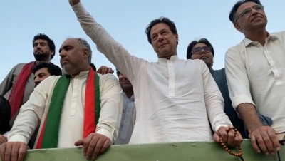 Imran khan begins long march with guns aimed at ISI chief