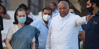 Sonia Gandhi visits Mallikarjun Kharge after his victory in party prez poll