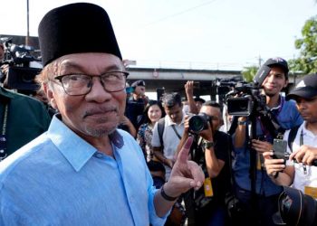 Anwar Ibrahim becomes Malaysian PM