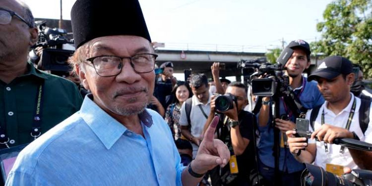 Anwar Ibrahim becomes Malaysian PM