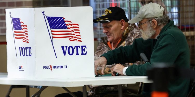 Voters fill out ballots at a polling station during the 2022 U.S. midterm election in downtown Harrisburg, Pennsylvania, U.S., November 8, 2022. REUTERS/Mike Segar