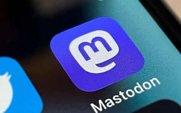 Mastodon, Twitter, social media