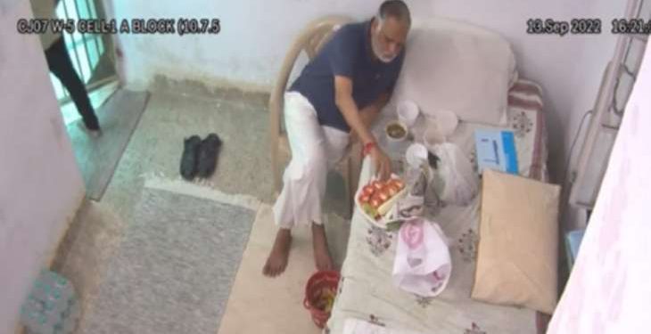 Satyendar Jain enjoying 'resort like' facilities: Meenakshi Lekhi
