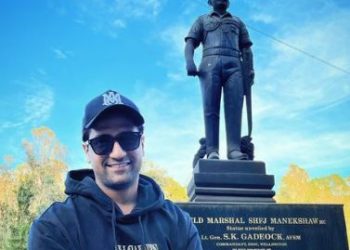 Vicky Kaushal gets a picture clicked with Sam Manekshaw's statue