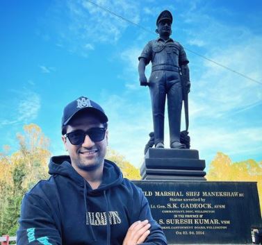 Vicky Kaushal gets a picture clicked with Sam Manekshaw's statue