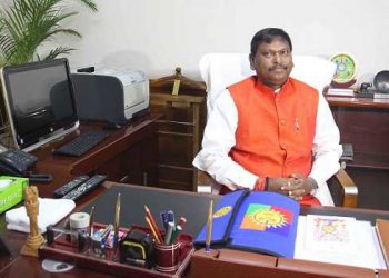 NEW DELHI, JUNE 3 (UNI):-Arjun Munda taking charge as Union Minister for Tribal Affairs in New Delhi on Monday. UNI PHOTO-JA10U