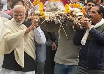 PM Modi performs last rites of his mother Heeraben in Gandhinagar