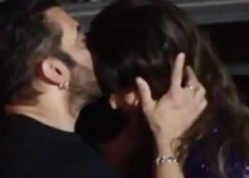 Salman khan kisses Sangeeta Bijlani leaves from his B'day bash