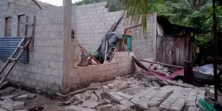 7.6 quake damages buildings in Indonesia, felt in Australia