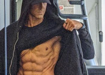 Hrithik Roshan flaunts six pack abs as he steps into 2023