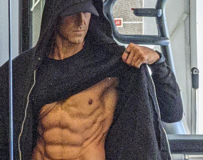 Hrithik Roshan flaunts six pack abs as he steps into 2023