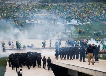 Supporters of Brazil’s former President Jair Bolsonaro demonstrate against President Luiz Inácio Lula da Silva while security forces operate, outside the National Congress in Brasilia, January 9, 2022 (Photo: Reuters)