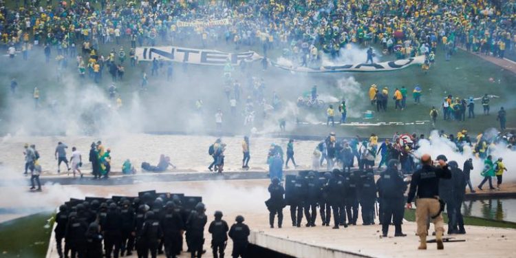 Supporters of Brazil’s former President Jair Bolsonaro demonstrate against President Luiz Inácio Lula da Silva while security forces operate, outside the National Congress in Brasilia, January 9, 2022 (Photo: Reuters)