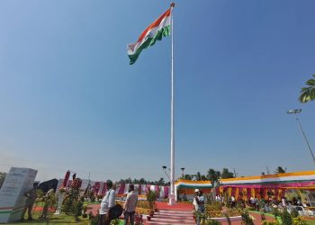 Governor of Odisha, Ganeshi Lal hoists the ‘Monumental National Flag’ in Puri