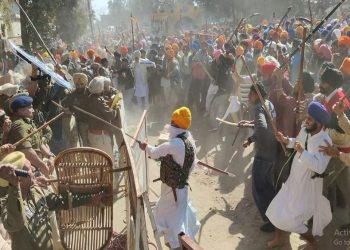 Clash between Punjab Police and radical preacher Amritpal Singh's supporters outside Ajnala Jail (Image: Twitter)