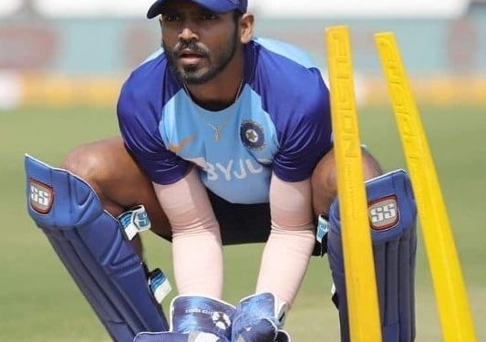 Experts back KS Bharat to be India's preferred wicket-keeping option for Tests against Australia.(photo:Twitter)