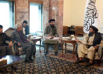 Khwaja Asif meets Taliban's Deputy PM Mullah Abdul Ghani Baradar (Image: MYusufzai/Twitter)