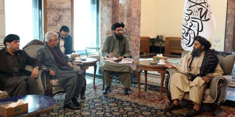 Khwaja Asif meets Taliban's Deputy PM Mullah Abdul Ghani Baradar (Image: MYusufzai/Twitter)