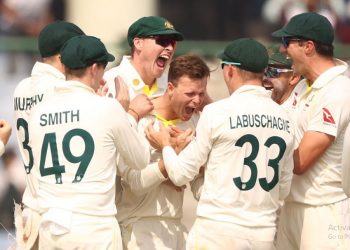 Australia celebrate Matthew Kuhnemann's first Test wicket (Image: marnus3cricket/Twitter)