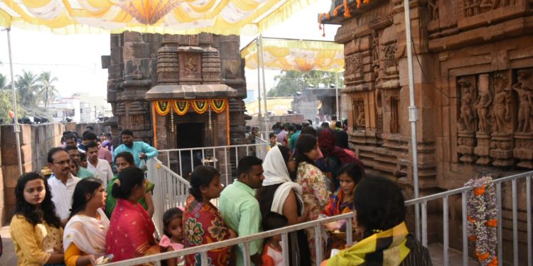Devotees in large number throng Shiva temples in Odisha
